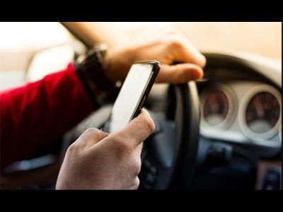 استفاده از تلفن همراه، مهم ترین عامل بی توجهی رانندگان به جلو است